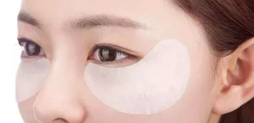 敷眼膜 眼膜和眼霜的效果有什么不一樣?區(qū)別在哪里?