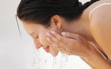 油性皮膚洗臉提示 油性皮膚的類型有哪些?油性皮膚應(yīng)該如何護理?