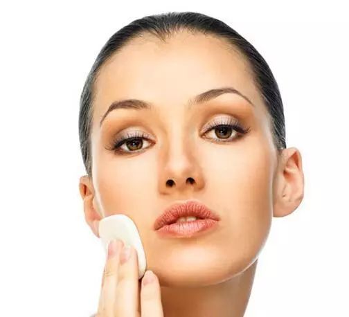 改用海綿涂抹粉底 暈妝怎么辦?6個防暈妝最有效的方法!